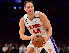 今晚圣安东尼奥马刺调整名单以备NBA常规赛；复出首秀环节打磨；底气十足；赛程密集仍需轮换